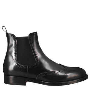 Chelsea boot with brogue details for men in black leather with elastic in just €205.00