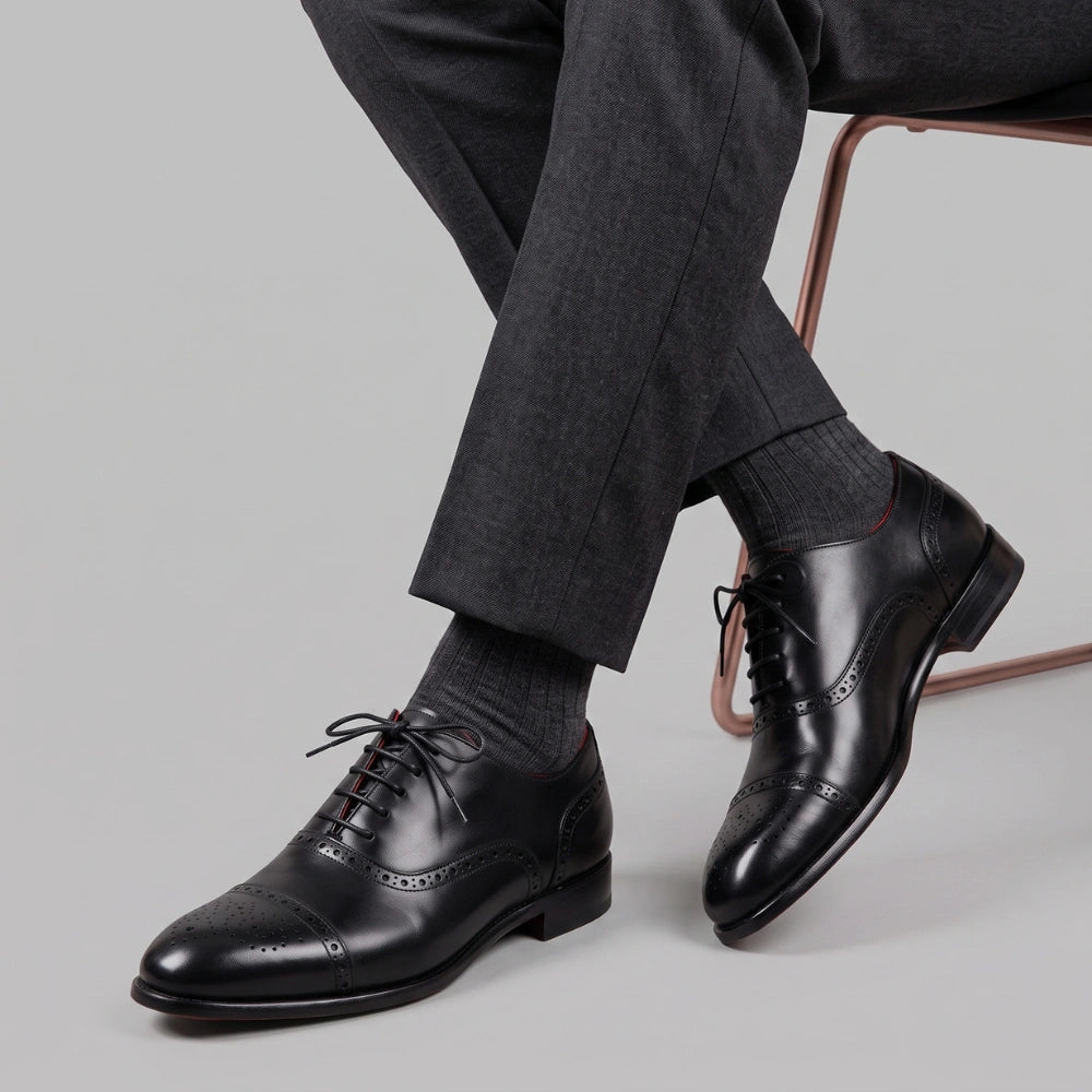 Elegante Herren Halbschuhe aus schwarzem Leder im Brogue-Stil