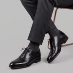 Elegante Herren Halbschuhe aus schwarzem Leder im Brogue-Stil
