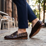 Mocassin marron foncé à double boucle dorée pour homme en cuir tressé