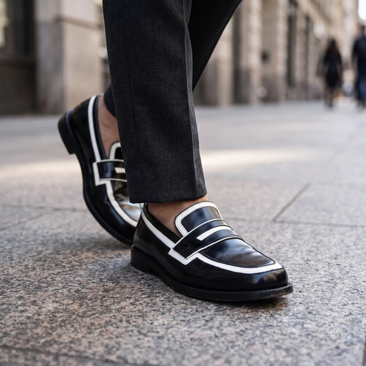 Handgefertigte Pennyloafer aus schwarz-weißem Leder für Herren