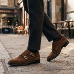 Herrenschuh mit Doppelschnalle aus hellbraunem Wildleder