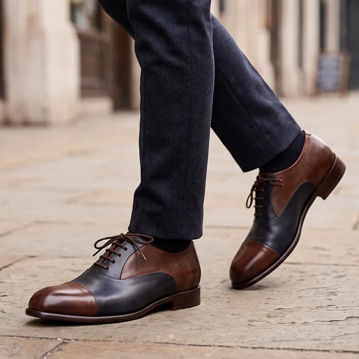 Dunkelbrauner und blauer eleganter Oxford für Herren aus Leder mit rotem Futter