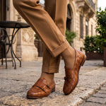 Mocassin marron à double boucle dorée pour homme en cuir tressé