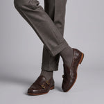 Mocassin marron foncé à double boucle dorée pour homme en cuir tressé