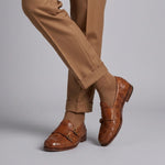 Mocassin marron à double boucle dorée pour homme en cuir tressé