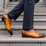 Eleganter braun-gelber Oxford für Herren aus Leder mit rotem Futter