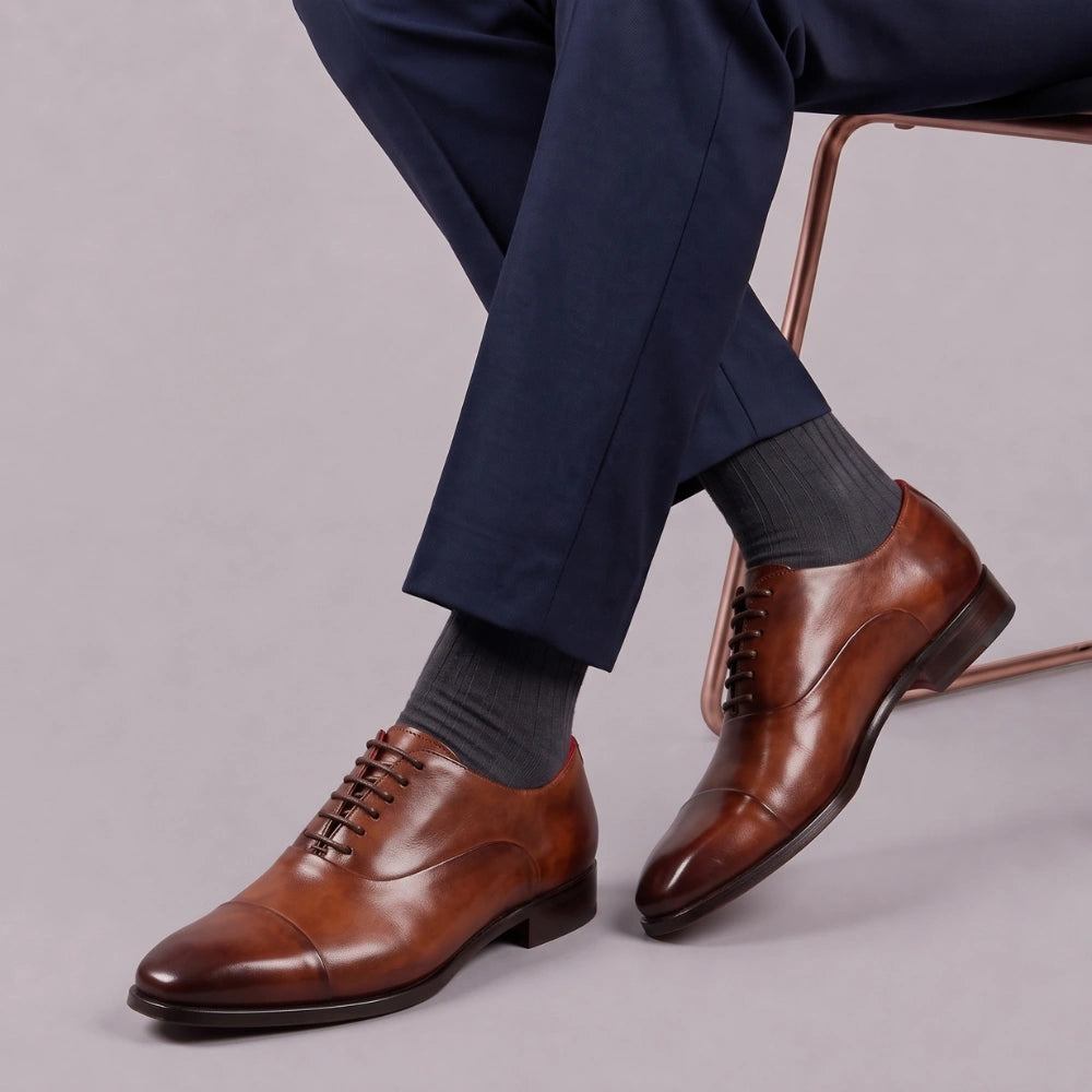 Oxford shoes with toe cap in brandy-colored leather in just €179.99