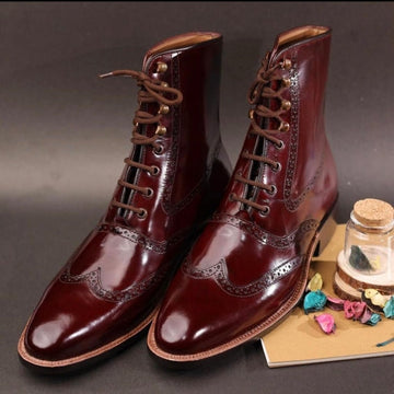 Herrenstiefeletten aus braunem Patina-Leder mit Flügelkappe