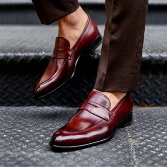 Handgefertigte Pennyloafer aus ochsenblutfarbenem Patinaleder für Herren