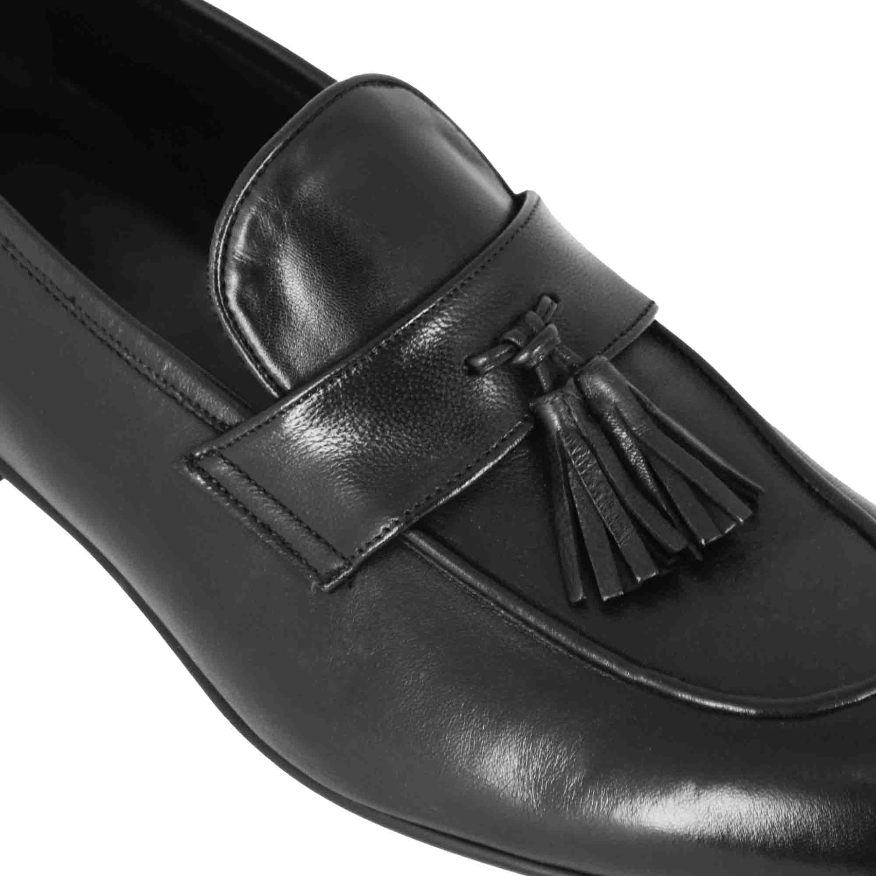 Eleganter Herren-Loafer aus weichem schwarzem Leder mit Quasten