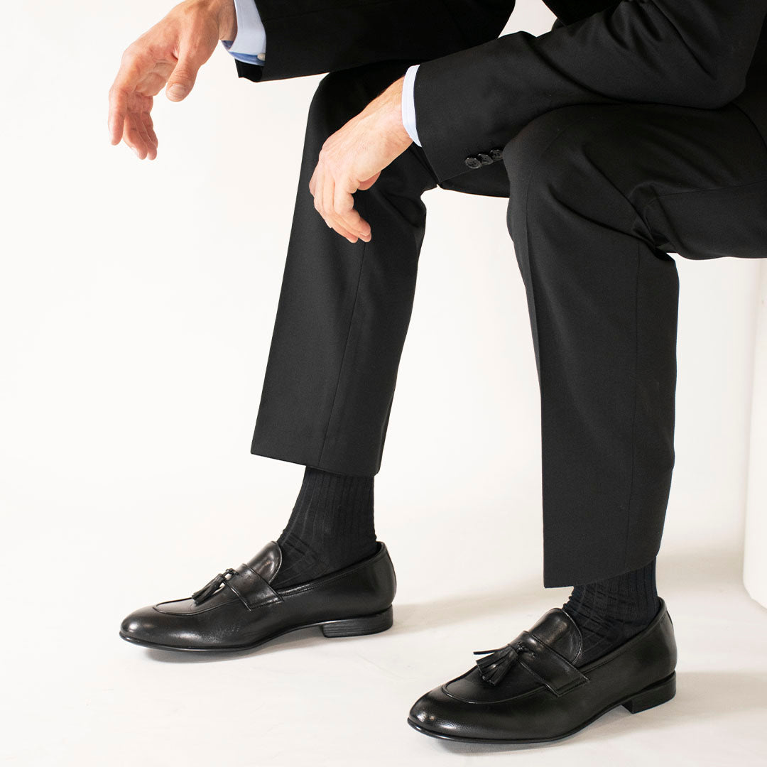 Eleganter Herren-Loafer aus weichem schwarzem Leder mit Quasten