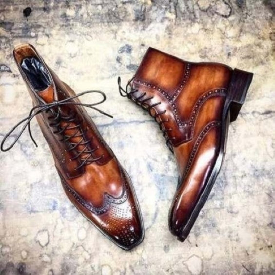 Knöchelhohe Wingtip-Stiefel aus braunem Patina-Leder für Herren